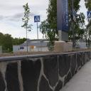 Liuskekivimuuri, kauppakeskuksen parkkihallin tukimuuri.